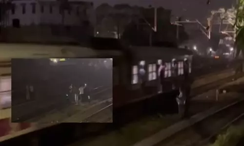 பரங்கிமலை ரெயில் நிலையம் அருகே மின்சார ரெயிலில் விழுந்து காதல் ஜோடி தற்கொலை முயற்சி: இளம்பெண் உயிரிழப்பு