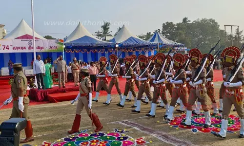 கலெக்டர் பாஸ்கர பாண்டியன் தேசிய கொடி ஏற்றினார்
