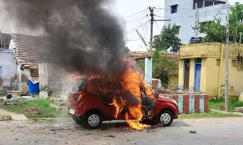 வடமதுரையில் தீப்பிடித்து எரிந்த கார்