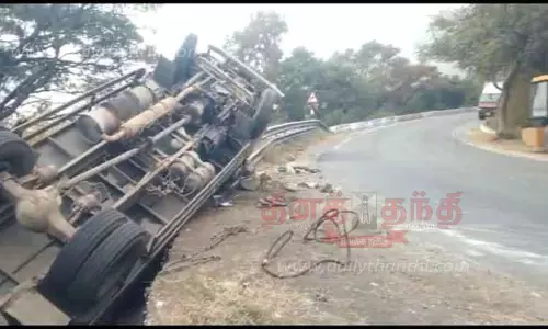 திம்பம் மலைப்பாதையில் லாரி தலைகுப்புற கவிழ்ந்து விபத்து