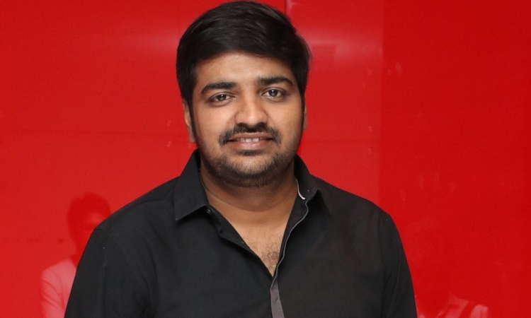 காதல் கதையில் நாயகனாக சதீஷ்