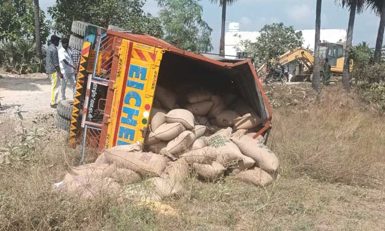A truck carrying ration goods overturned | ரேஷன் பொருட்களை ஏற்றி சென்ற ...