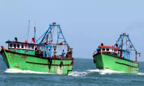 இலங்கை கடற்படை பறிமுதல் செய்த படகுகளை கோர்ட்டு மூலம் மீட்க யாழ்ப்பாணம் சென்ற தமிழக மீனவர்கள்