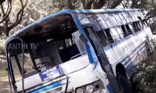 செங்கல்பட்டு கூவத்தூர் அருகே காரின் மீது அரசு பேருந்து மோதி விபத்து - 5 பேர் காயம் செங்கல்பட்டு கூவத்தூர் அருகே காரின் மீது அரசு பேருந்து மோதி விபத்து - 5 பேர் காயம்