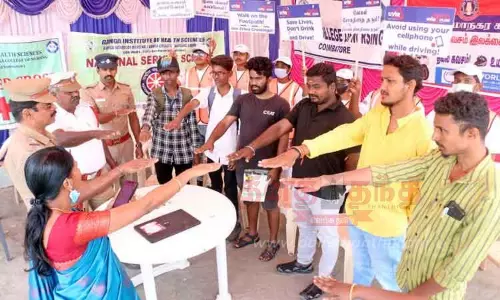 போக்குவரத்து விதிகளை பின்பற்றாத வாகனஓட்டிகளுக்கு நூதன தண்டனை போக்குவரத்து விதிகளை பின்பற்றாத வாகனஓட்டிகளுக்கு நூதன தண்டனை