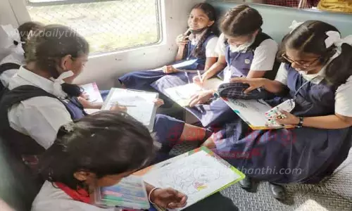 ஓடும் ரெயிலில் மாணவ- மாணவிகளுக்கு ஓவியப்போட்டி ஓடும் ரெயிலில் மாணவ- மாணவிகளுக்கு ஓவியப்போட்டி