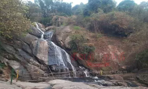 குரங்கு நீர்வீழ்ச்சியில் சுற்றுலா பயணிகளுக்கு தடை குரங்கு நீர்வீழ்ச்சியில் சுற்றுலா பயணிகளுக்கு தடை