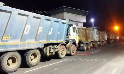 கிராவல் மண் ஏற்றிச்சென்ற லாரிகளை சிறைபிடித்த பொதுமக்கள் கிராவல் மண் ஏற்றிச்சென்ற லாரிகளை சிறைபிடித்த பொதுமக்கள்