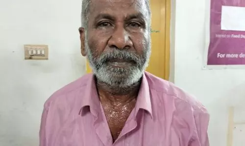 தேனி அருகே, அதிக வட்டி கேட்டதால்நிதி நிறுவனத்துக்குள் புகுந்து தொழிலாளி தீக்குளிக்க முயற்சி:பா.ஜ.க.வினர் ஆதரவு ஆர்ப்பாட்டத்தால் பரபரப்பு