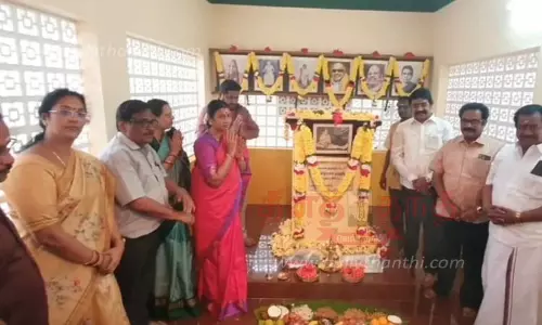 அஞ்சுகம் அம்மையார் நினைவிடத்தில் துர்கா ஸ்டாலின் மாலை அணிவித்து மரியாதை