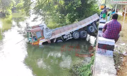 சாலையில் தாறுமாறாக ஓடி வாய்க்காலில் பாய்ந்த லாரி சாலையில் தாறுமாறாக ஓடி வாய்க்காலில் பாய்ந்த லாரி