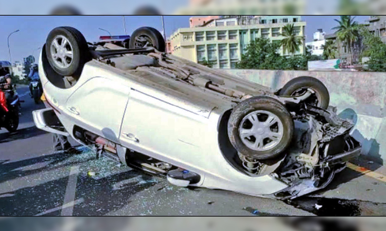 தியாகராயநகர் மேம்பாலத்தில் கார் கவிழ்ந்தது - மருத்துவ கல்லூரி மாணவி உயிர் தப்பினார்