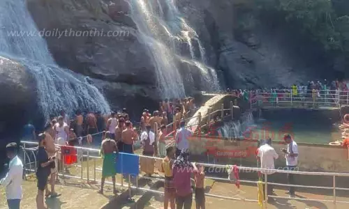 குற்றாலத்தில் சுற்றுலா பயணிகள் உற்சாக குளியல்