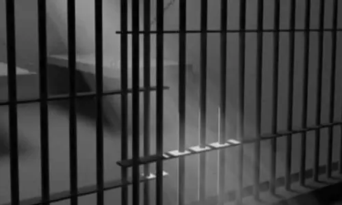 கோவை மத்திய சிறையில் இருந்து பெண் உள்பட 13 கைதிகள் விடுதலை