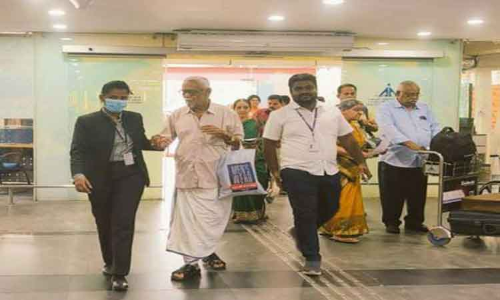 கோவை விமான நிலையத்தில் முதியவர்கள், மாற்றுத்திறனாளிகளுக்கு உதவும் ஊழியர்கள்