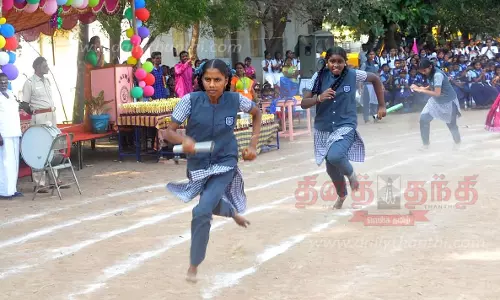 மாணவிகளுக்கான ஓட்டப்பந்தயம்