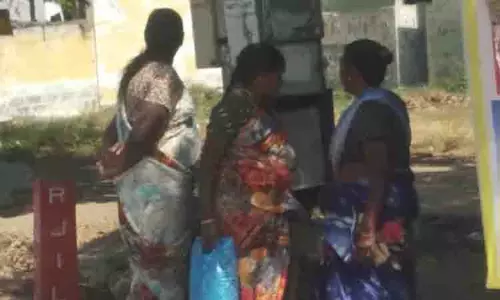 தளவாப்பாளையம் கடைவீதியில் பயணிகள் நிழற்குடை அமைக்கப்படுமா?