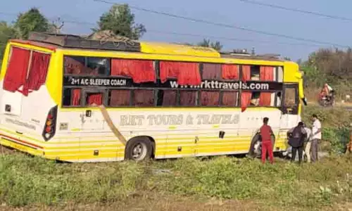 ஆம்னி பஸ் கவிழ்ந்ததில் 18 பயணிகள் படுகாயம்