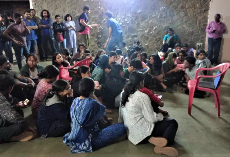 மும்பை டாடா கல்வி நிறுவனத்தில் பி.பி.சி. ஆவண படத்தை திரையிட்ட மாணவர்களால் பரபரப்பு