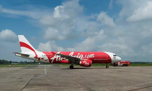 பறவை மோதல்; லக்னோ-கொல்கத்தா விமானம் அவசர தரையிறக்கம்