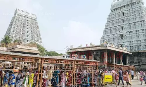 அருணாசலேஸ்வரர் கோவிலில் பக்தர்கள் கூட்டம் அலைமோதியது