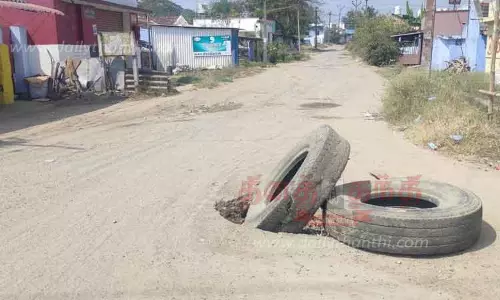 பல்லாங்குழி சாலையால் பரிதவிக்கும் மக்கள்