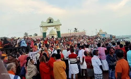 கன்னியாகுமரியில் குவிந்த சுற்றுலா பயணிகள்