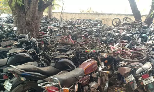 வழக்குகளில் பிடிபட்டு துருப்பிடித்த நிலையில்குவிந்து கிடக்கும் வாகனங்கள் ஏலம் விடப்படுமா?பொதுமக்கள் எதிர்பார்ப்பு