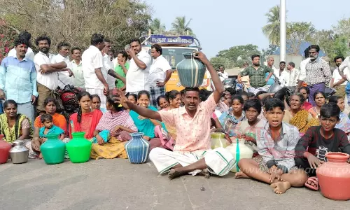காலிக்குடங்களுடன் பொதுமக்கள் சாலை மறியல்