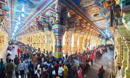 ராமேசுவரம் கோவிலில் குவிந்த பக்தர்கள் கூட்டம் ராமேசுவரம் கோவிலில் குவிந்த பக்தர்கள் கூட்டம்