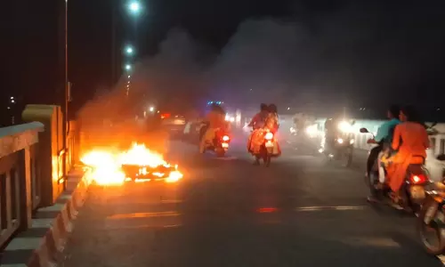 லாரி மோதி மோட்டார் சைக்கிள் தீப்பிடித்து எரிந்தது