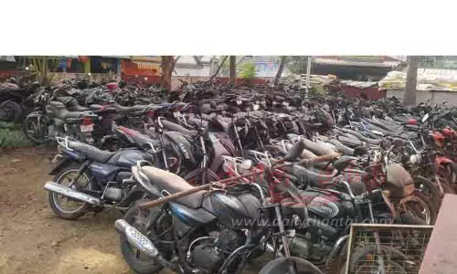 வழக்குகளில் பிடிபட்டு துருப்பிடித்த நிலையில் குவிந்து கிடக்கும் வாகனங்கள் ஏலம் விடப்படுமா? வழக்குகளில் பிடிபட்டு துருப்பிடித்த நிலையில் குவிந்து கிடக்கும் வாகனங்கள் ஏலம் விடப்படுமா?
