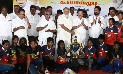 விளையாட்டு போட்டிகளில் வெற்றி பெற்றவர்களுக்கு பரிசு