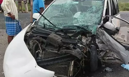 சிறுபாக்கம் அருகே2 கார்கள் நேருக்கு நேர் மோதல்; பெண் பலி6 பேர் படுகாயம்