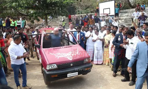 நாகர்கோவிலில் 370 கிலோ காரை தூக்கி 25 மீட்டர் தூரம் நடந்து சென்ற இரும்பு மனிதன்