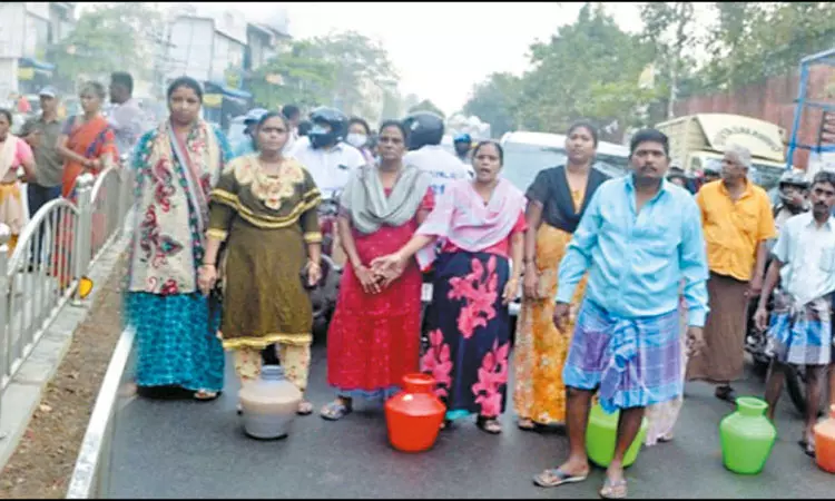 குடிநீரில் கழிவுநீர் கலந்து வருவதாக காலி குடங்களுடன் பொதுமக்கள் சாலை மறியல் குடிநீரில் கழிவுநீர் கலந்து வருவதாக காலி குடங்களுடன் பொதுமக்கள் சாலை மறியல்