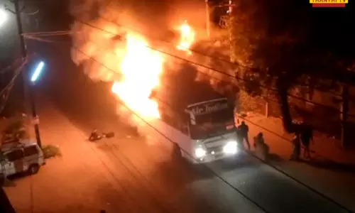 மேட்டூர் அருகே திடீரென தீப்பற்றி எரிந்த தனியார் ஆம்னி பஸ் - 8 பேர் காயம்