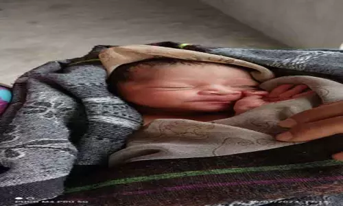 சாலையோரத்தில் வீசப்பட்ட பச்சிளம் குழந்தை மீட்பு