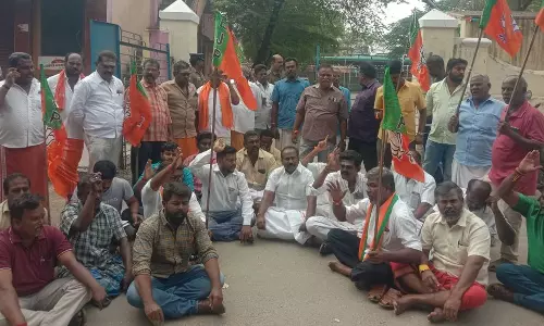 நகராட்சி அலுவலகத்தை முற்றுகையிட்ட பா.ஜ.க.வினர் நகராட்சி அலுவலகத்தை முற்றுகையிட்ட பா.ஜ.க.வினர்