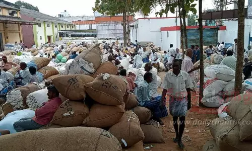 அரூரில் பருத்தி ஏலம் அரூரில் பருத்தி ஏலம்