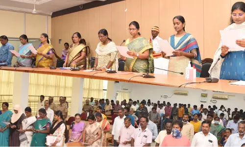 அரசு அலுவலகங்களில் தீண்டாமை ஒழிப்பு உறுதிமொழி ஏற்பு அரசு அலுவலகங்களில் தீண்டாமை ஒழிப்பு உறுதிமொழி ஏற்பு