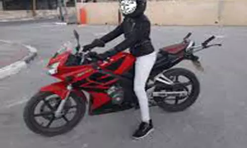 மோட்டார் சைக்கிள் சாகசத்தில் ஈடுபட்ட வாலிபர்களை மடக்கி பிடித்து எச்சரித்த கிராம மக்கள் மோட்டார் சைக்கிள் சாகசத்தில் ஈடுபட்ட வாலிபர்களை மடக்கி பிடித்து எச்சரித்த கிராம மக்கள்