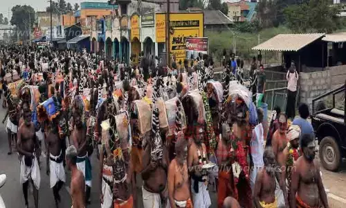 தைபூசத்தையொட்டி பாரம்பரியபடி அரோகரா கோஷத்துடன் பழனிக்கு புறப்பட்ட நகரத்தார் காவடிகள் தைபூசத்தையொட்டி பாரம்பரியபடி அரோகரா கோஷத்துடன் பழனிக்கு புறப்பட்ட நகரத்தார் காவடிகள்