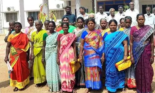 நிலக்கோட்டை தாலுகா அலுவலகத்தை முற்றுகையிட்ட கிராம மக்கள் நிலக்கோட்டை தாலுகா அலுவலகத்தை முற்றுகையிட்ட கிராம மக்கள்