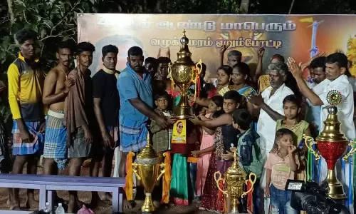 வடகாட்டில் வழுக்கு மரம் ஏறும் போட்டி