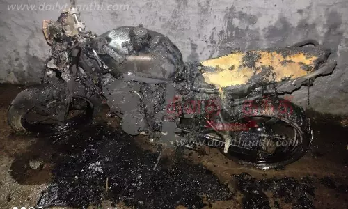 கருங்கல் அருகேமோட்டார் சைக்கிள் தீ வைத்து எரிப்புபோலீசார் விசாரணை கருங்கல் அருகேமோட்டார் சைக்கிள் தீ வைத்து எரிப்புபோலீசார் விசாரணை