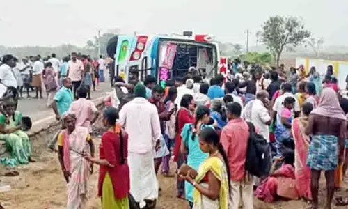 தனியார் பஸ் பள்ளத்தில் கவிழ்ந்து கல்லூரி மாணவர் பலி தனியார் பஸ் பள்ளத்தில் கவிழ்ந்து கல்லூரி மாணவர் பலி