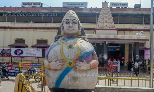 பொலிவிழந்து நிற்கும் பிரமாண்ட தலையாட்டி பொம்மைகள் பொலிவிழந்து நிற்கும் பிரமாண்ட தலையாட்டி பொம்மைகள்