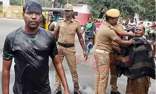 நிலத்தை மீட்டு தரக்கோரி  தாய், மகன் தீக்குளிக்க முயற்சிகலெக்டர் அலுவலகத்தில் பரபரப்பு