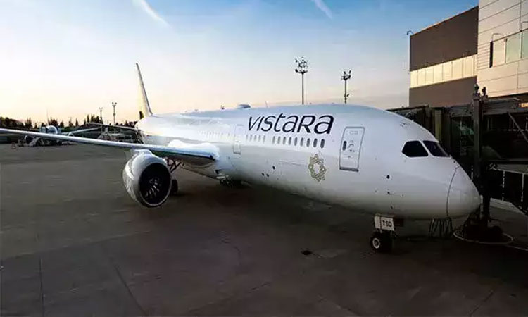 நடுவானில் விமானத்தில் நிர்வாணமாக நடந்து தகராறு செய்த பெண்...!